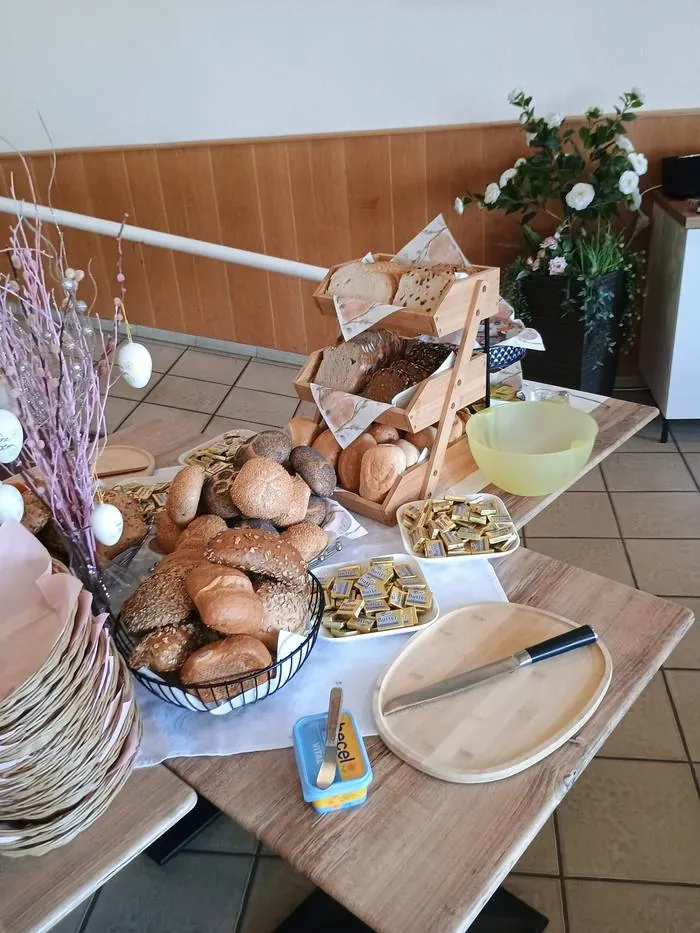 Reich gedeckter Brunch-Aufbau mit Platten und Körben